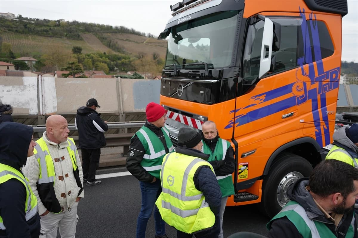 Fransa’da kamyon şoförlerinden akaryakıt zammına protesto