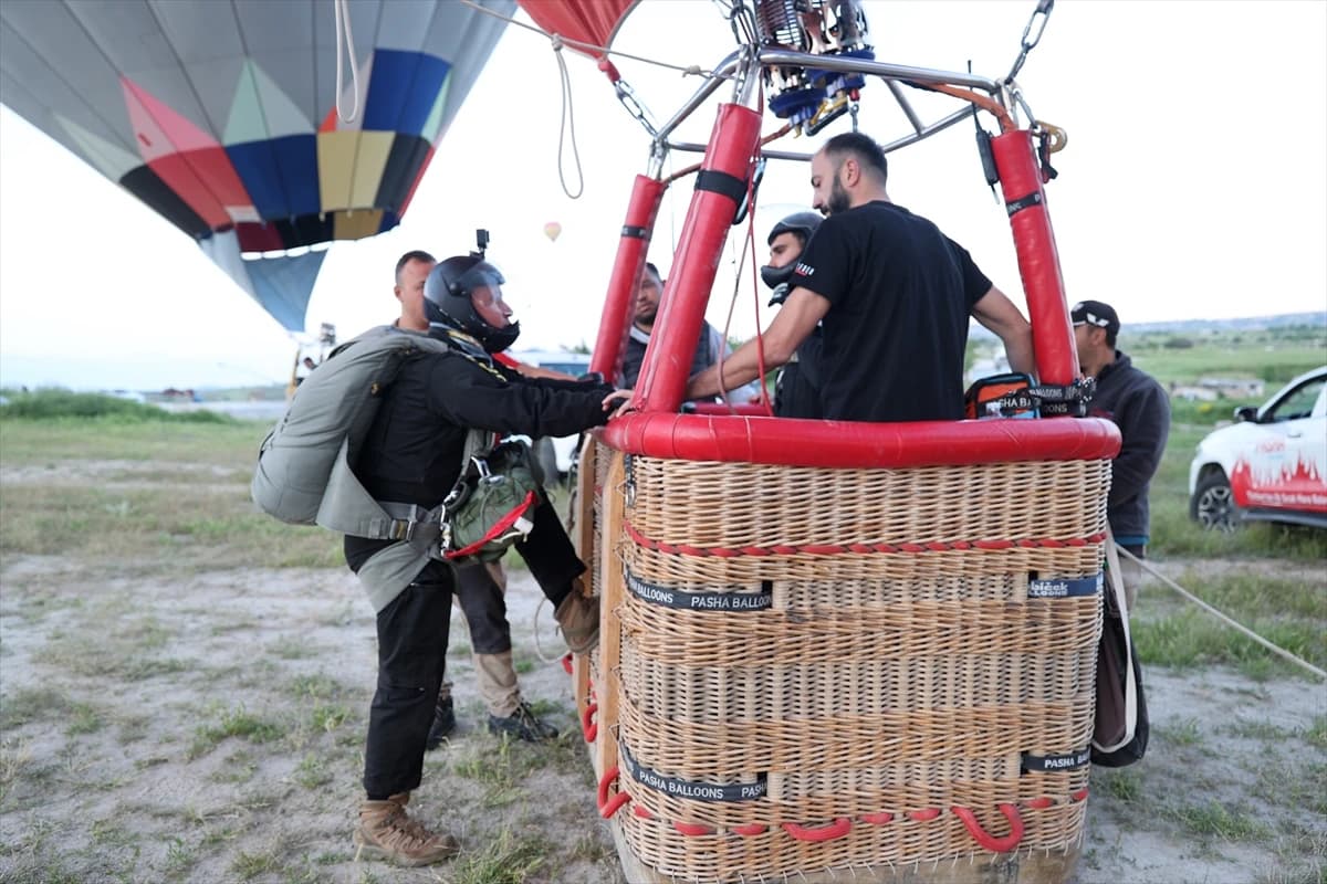 Kapadokya semalarında nefes kesen gösteri: JÖAK paraşüt timi sıcak hava balonundan atladı