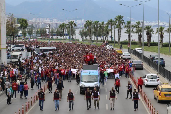 İzmir'de grev yapan 1000 işçi işten çıkarıldı