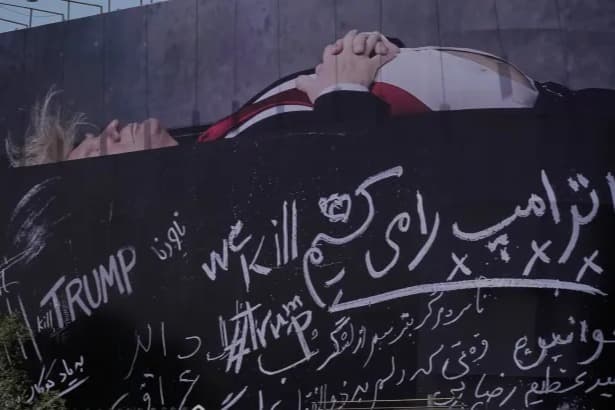 Tahran'da Trump'ın tabutta resmedildiği afiş asıldı