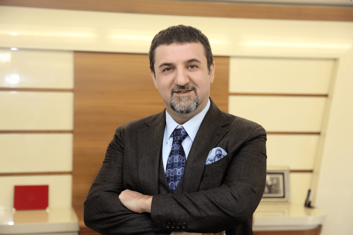 Adıyaman Besni Kaymakamlığı görevlisi, Ilısu, Şırnak ve Uludere Barajı gibi önemli projelerde görev almış sahte bir inşaat mühendisi olan Mehmet Baykara