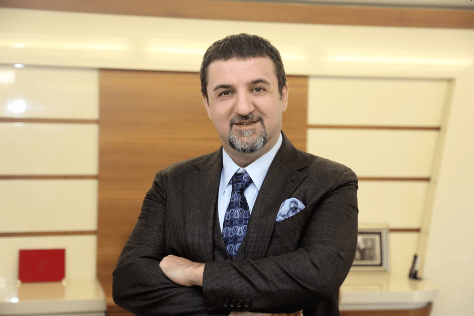 Adıyaman Besni Kaymakamlığı görevlisi, Ilısu, Şırnak ve Uludere Barajı gibi önemli projelerde görev almış sahte bir inşaat mühendisi olan Mehmet Baykara