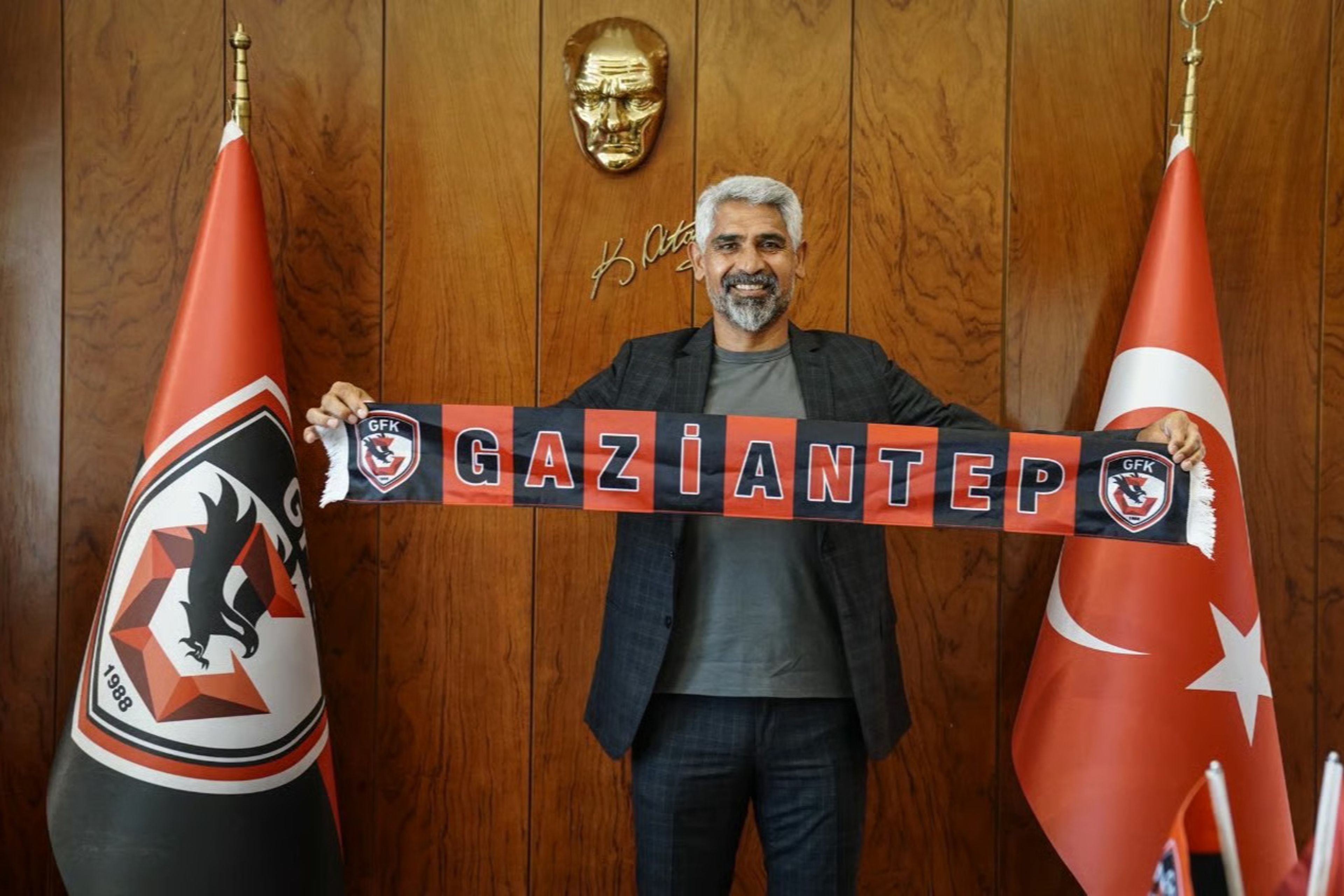 Üç takımı bir üst lige çıkardı: İsmet Taşdemir, başarı dolu kariyerinin ardından Gaziantep FK'nin yeni teknik patronu oldu.
