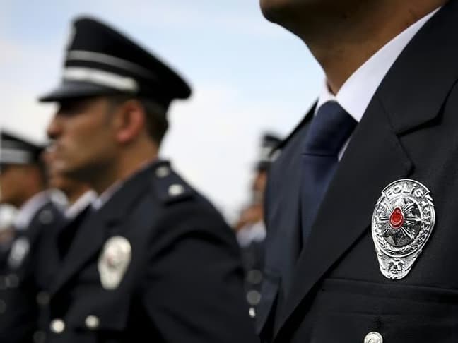 Polis olamayanlar memur oluyor