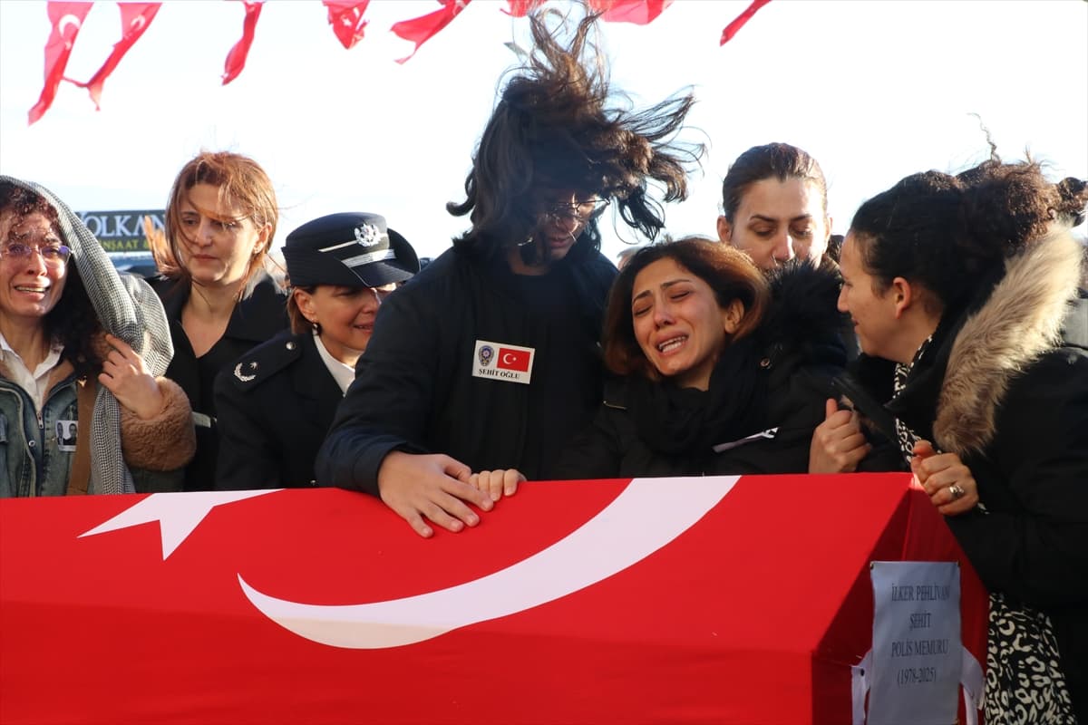 Türkiye şehitlerine ağlıyor: Yalova’da tören düzenlendi 