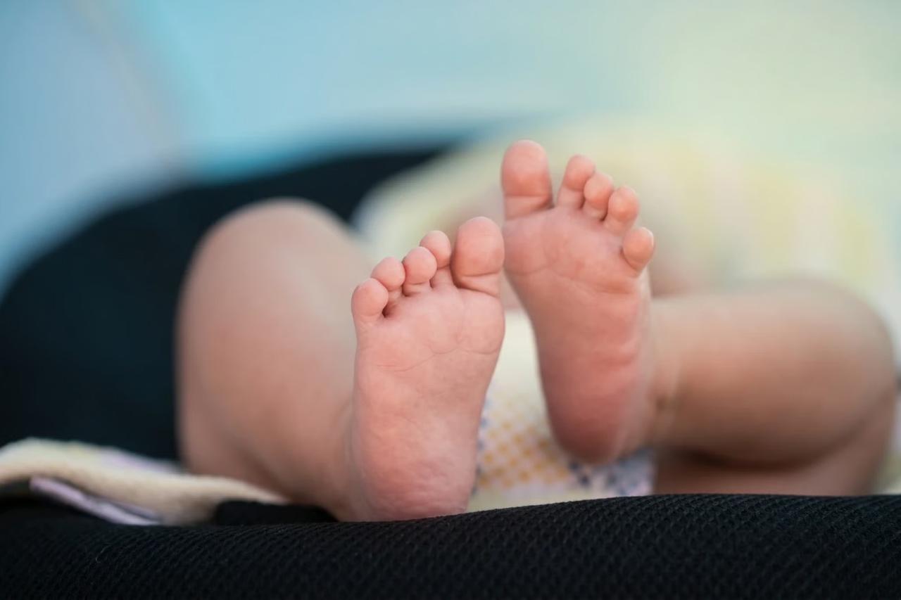20 günlük bebek minibüsün altında kaldı! Anne ve baba gözaltında