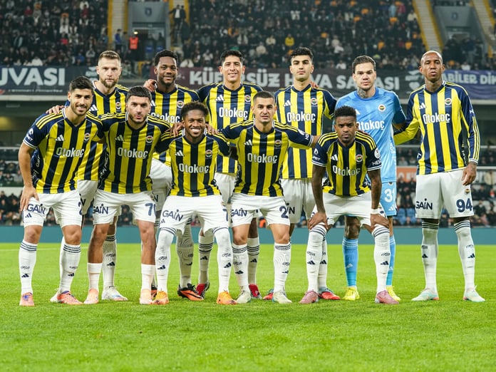 Fenerbahçe, Süper Lig'in ilk yarısında derbilerden puan çıkaran tek takım