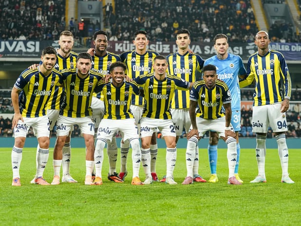 Fenerbahçe, Süper Lig'in ilk yarısında derbilerden puan çıkaran tek takım