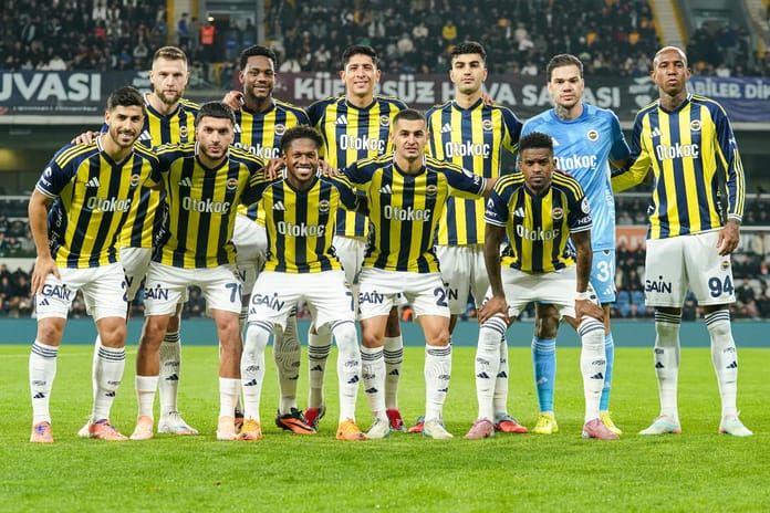 Fenerbahçe, Süper Lig'in ilk yarısında derbilerden puan çıkaran tek takım