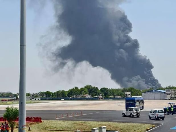 Hindistan Havayolları'na ait bir yolcu uçağı kalkıştan sonra düştü