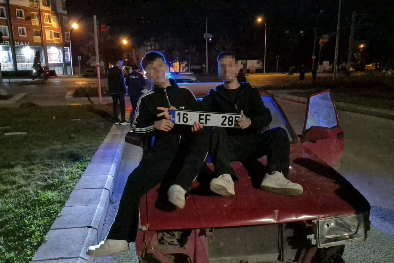 200 bin TL ceza yediler, araç önünde poz verdi