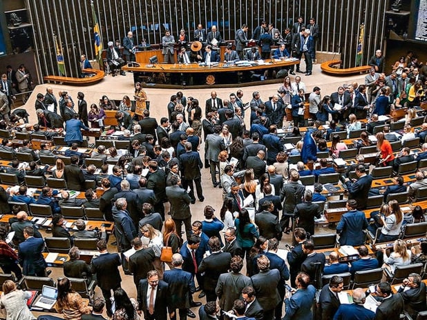 Brezilya Meclisi'nde Bolsonaro tartışması arbedeye dönüştü