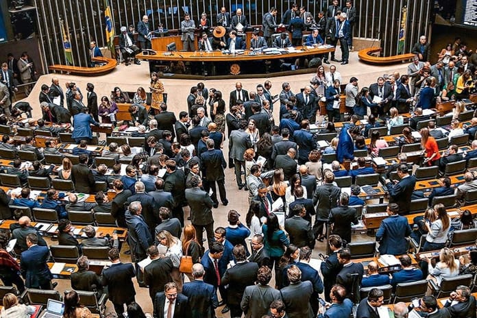 Brezilya Meclisi'nde Bolsonaro tartışması arbedeye dönüştü