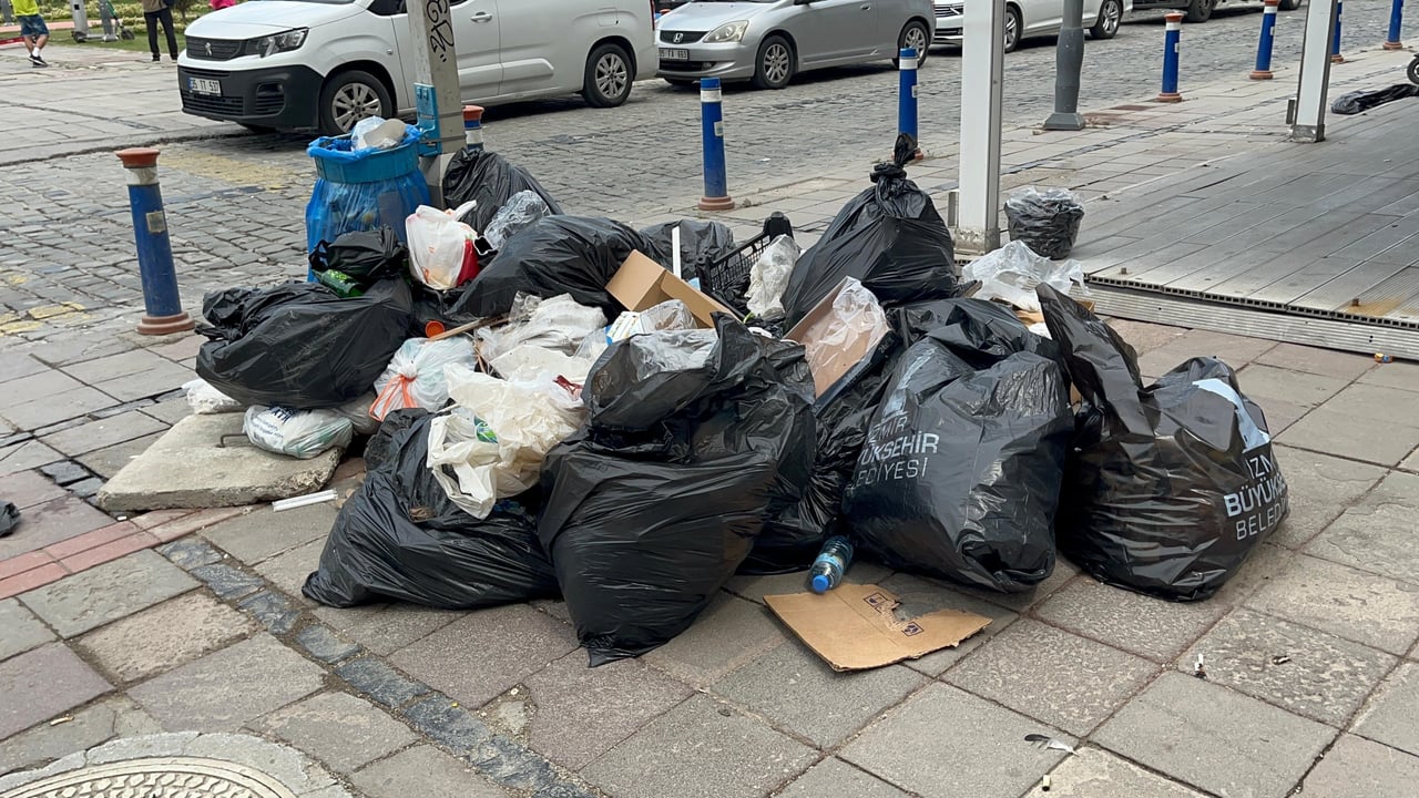 İzmir'de işçiler grevde, çöpler ortada kaldı