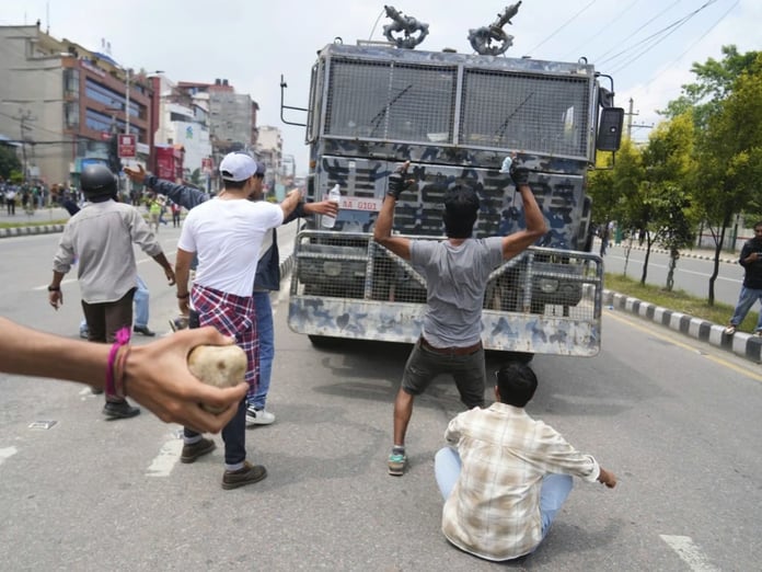 Nepal'de sosyal medya yasağına öfkelenen gençler sokakta: 11 ölü