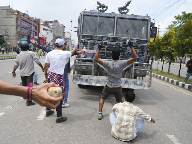 Nepal'de sosyal medya yasağına öfkelenen gençler sokakta: 11 ölü