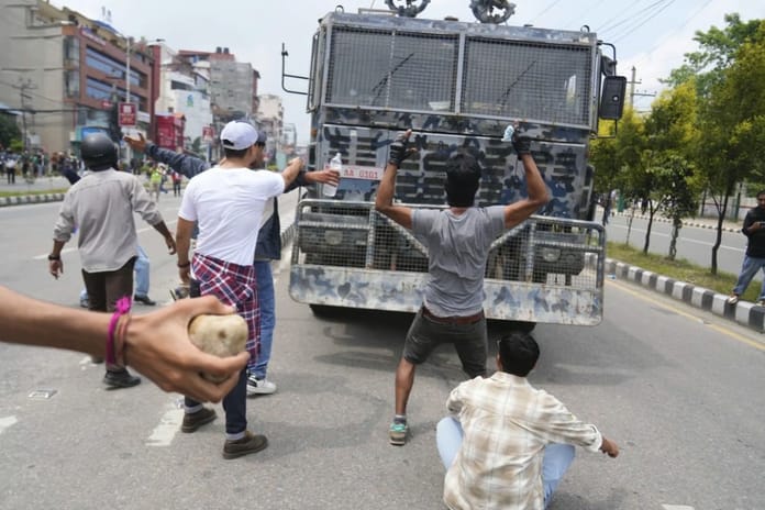 Nepal'de sosyal medya yasağına öfkelenen gençler sokakta: 11 ölü
