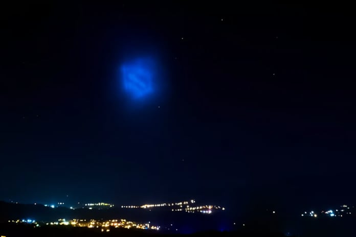 Türkiye'den de görülen mavi cisim merak ve endişe uyandırdı