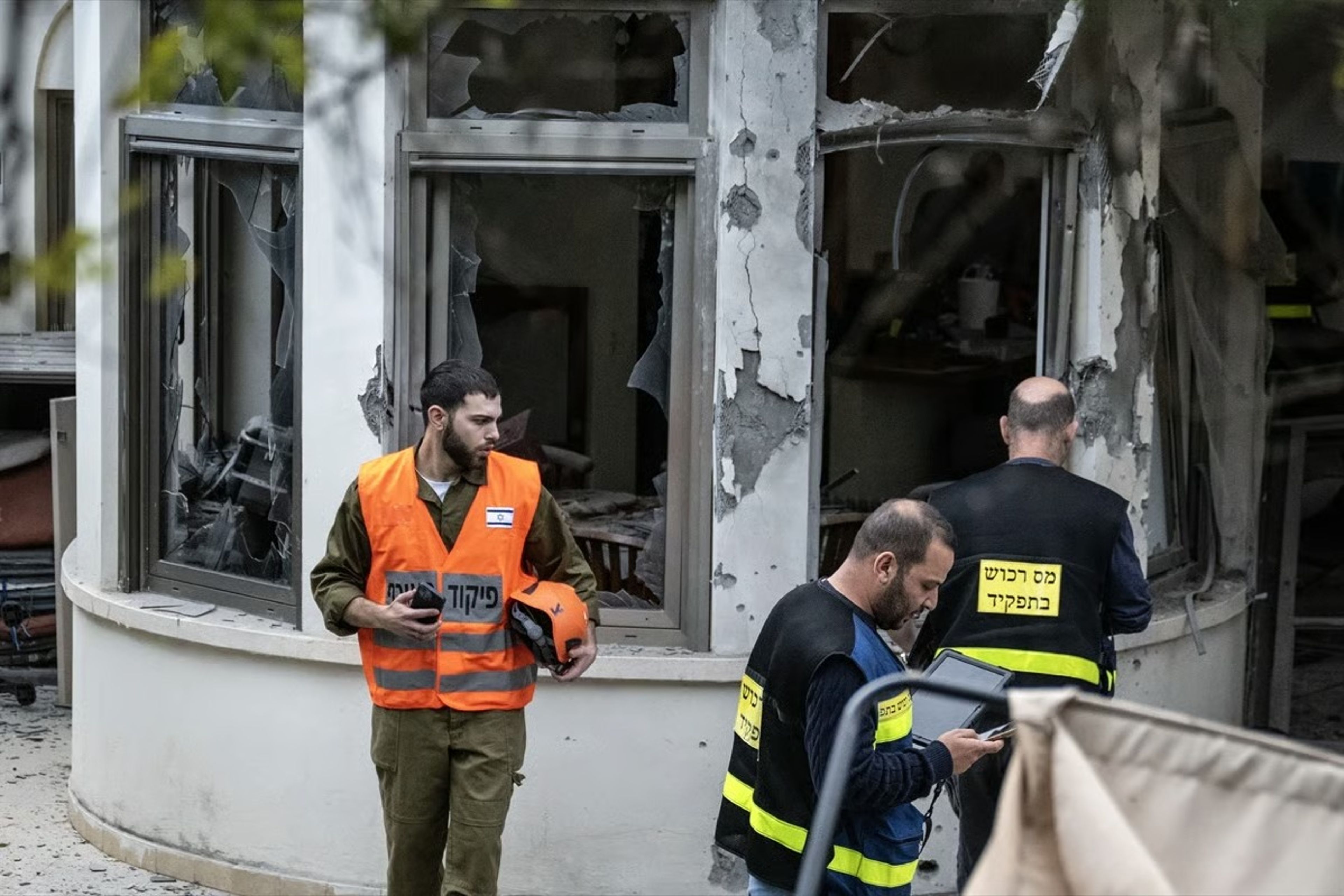 İran’ın İsrail’e yönelik misilleme saldırısında Tel Aviv yakınlarında hasar oluştu