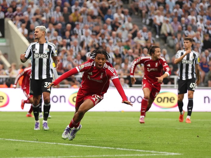 Liverpool, 10 kişi kalan Newcastle'ı 16 yaşındaki genç yeteneğinin son saniye golüyle yıktı