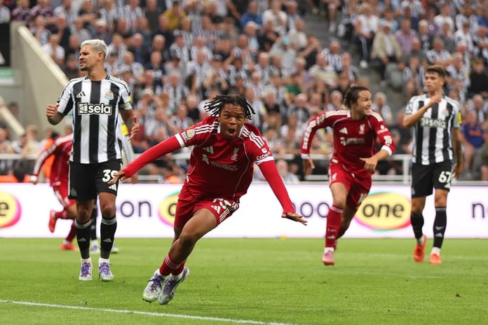 Liverpool, 10 kişi kalan Newcastle'ı 16 yaşındaki genç yeteneğinin son saniye golüyle yıktı