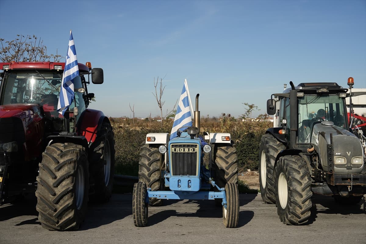 Yunanistan'da çiftçiler Atina-Selanik yolunu trafiğe kapattı