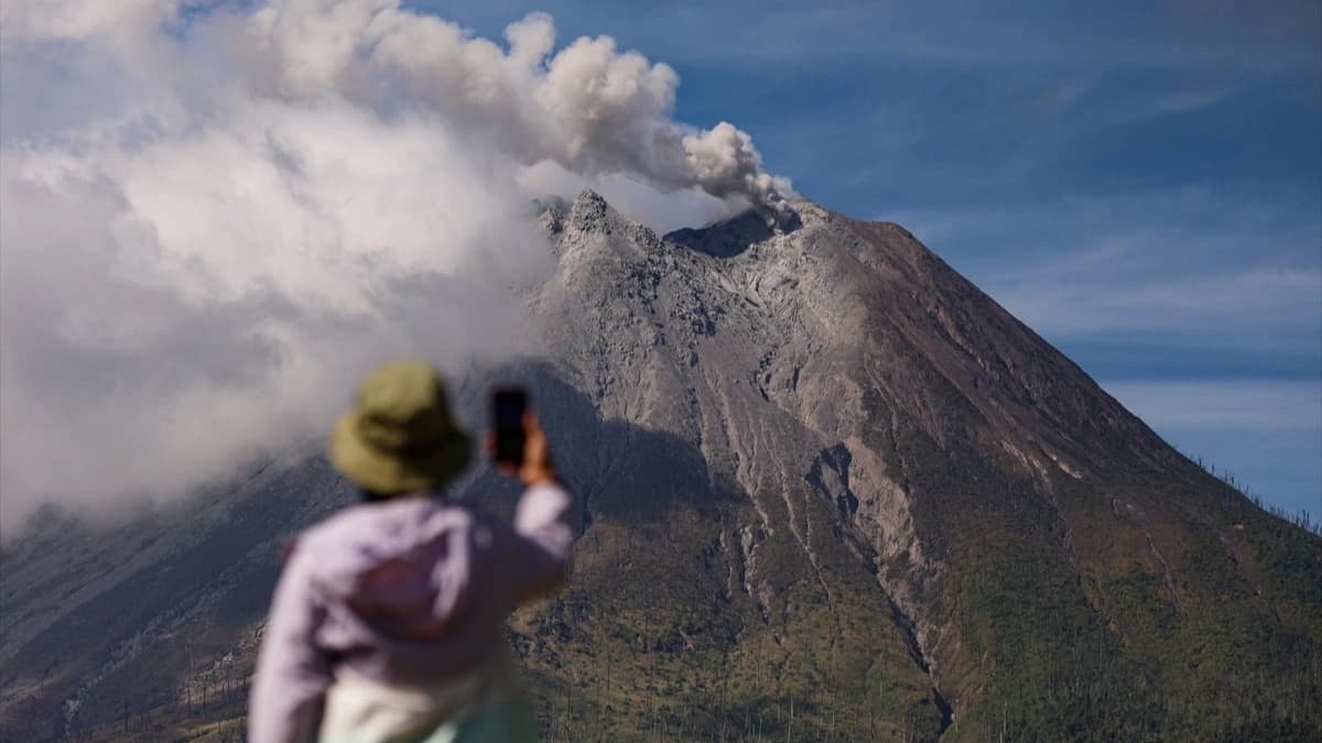 Sinabung Yanardağı'nın patlama anı kameralara yansıdı