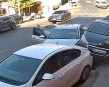 Sara krizi geçirdiği iddia edilen sürücü yol kenarındaki araçlara çarptı