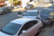 Sara krizi geçirdiği iddia edilen sürücü yol kenarındaki araçlara çarptı