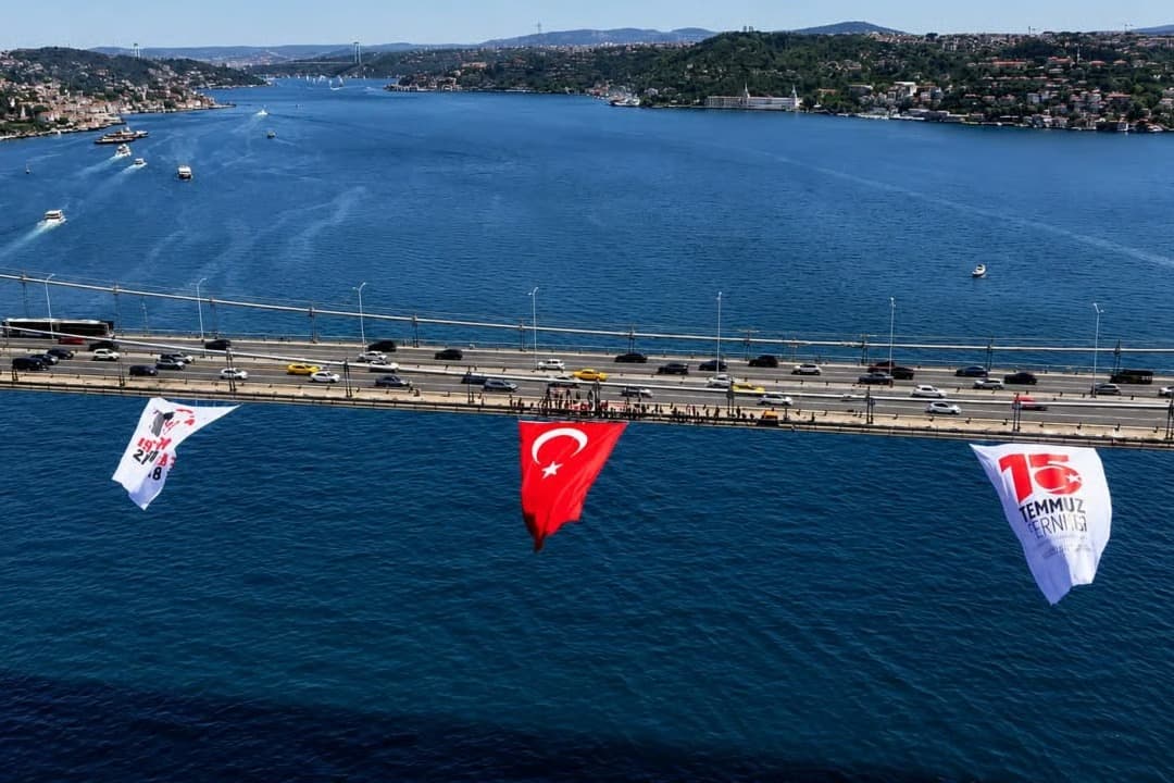 15 Temmuz Şehitler Köprüsü'nde gurur veren görüntü! Ay yıldızlı bayraklarla donatıldı 