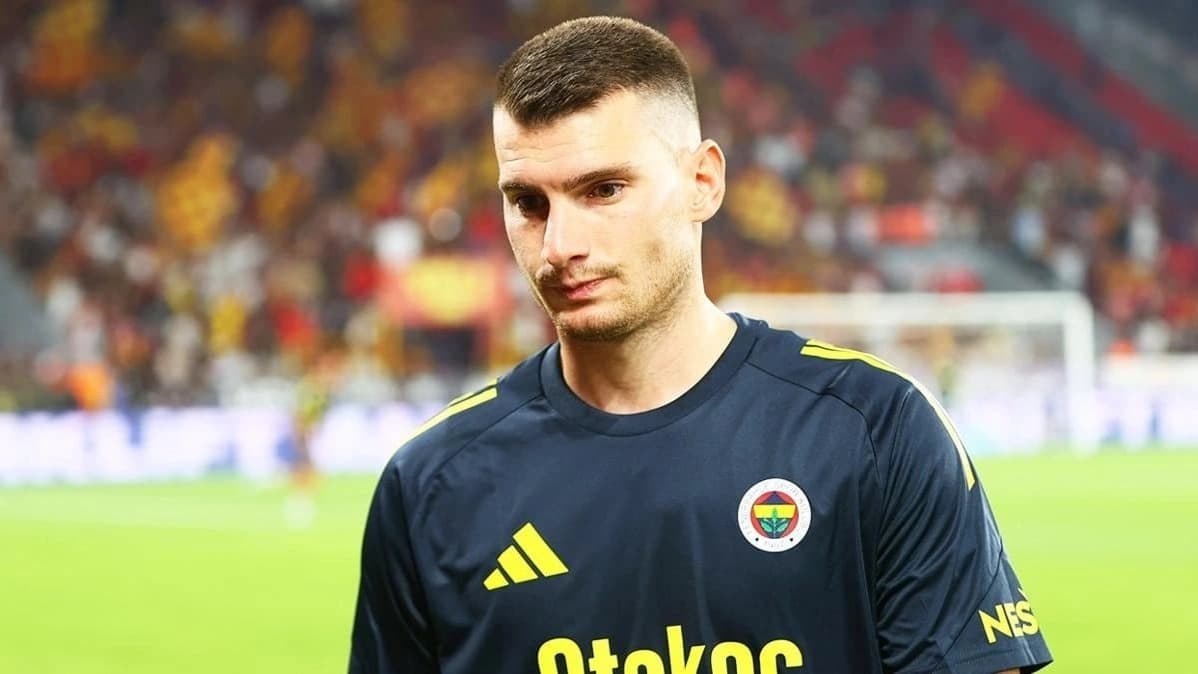 Fenerbahçeli kaleci Barselona uçağına bindi