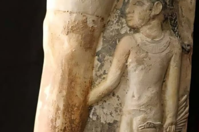 Mısır'da Eski Krallık dönemine ait bir aile heykeli bulundu 