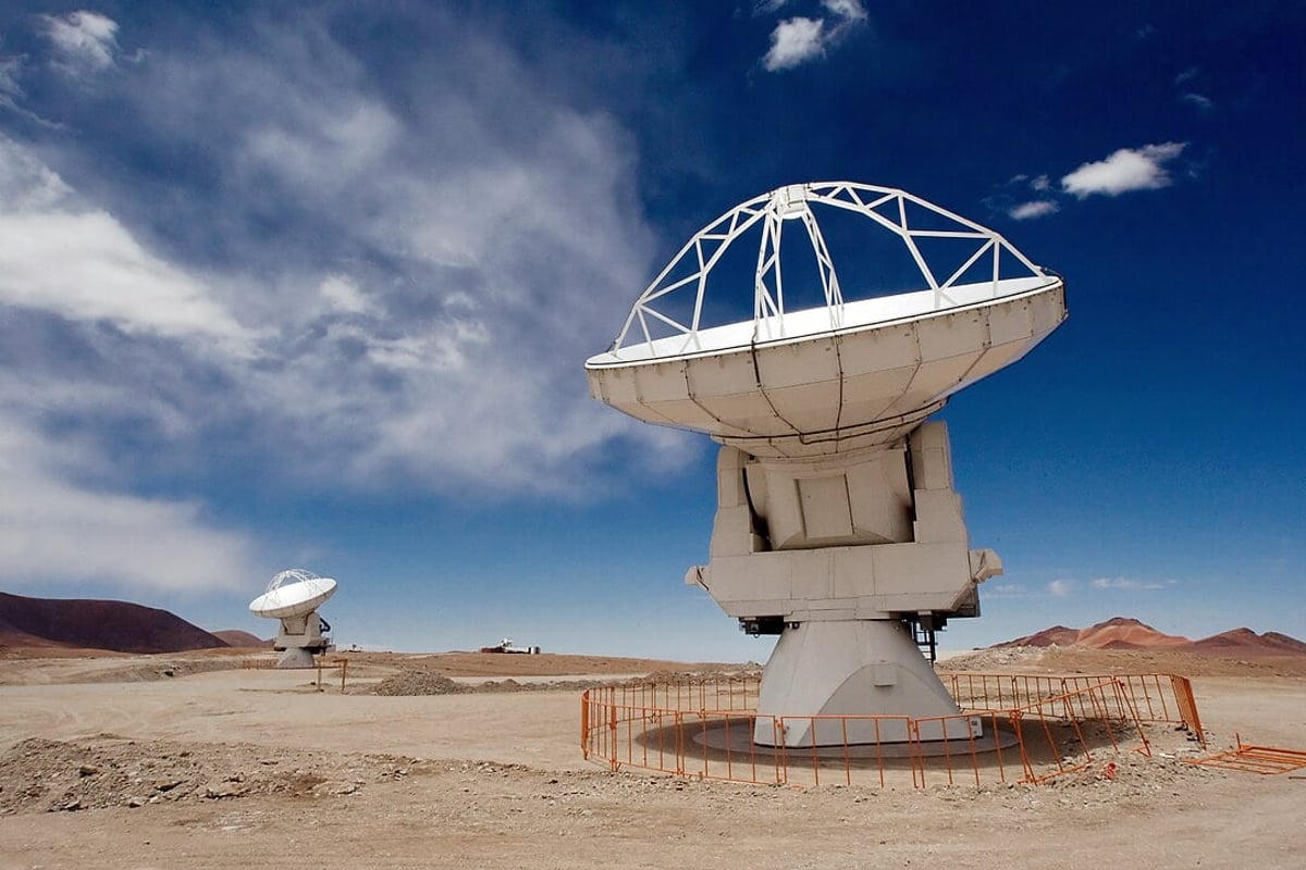 Atacama Büyük Milimetre/milimetre altı Dizisi'nin (ALMA) 12 metrelik antenlerinden ikisi.