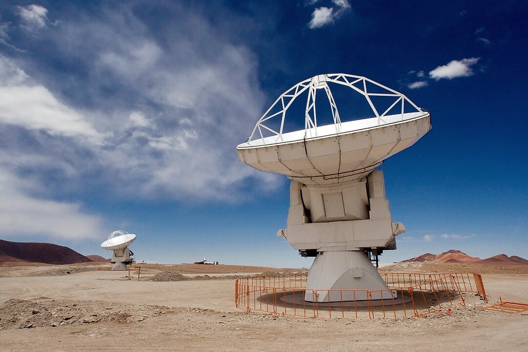Atacama Büyük Milimetre/milimetre altı Dizisi'nin (ALMA) 12 metrelik antenlerinden ikisi.