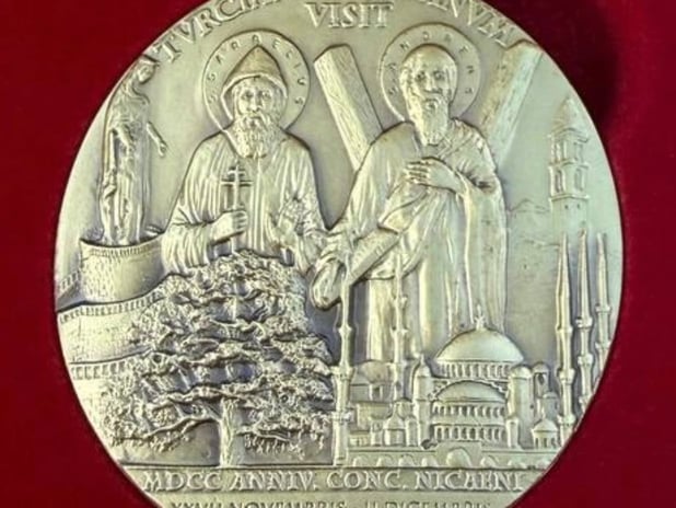 Papa Leo Türkiye ziyareti onuruna basılan gümüş madalyayı dağıttı