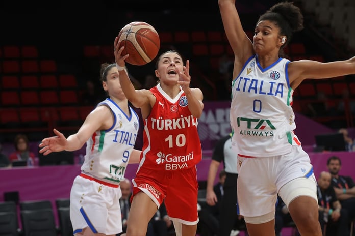 A Milli Kadın Basketbol Takımı'nın EuroBasket'te madalya umutları kırıldı: Uzatmada gelen mağlubiyet ve tecrübe vurgusu