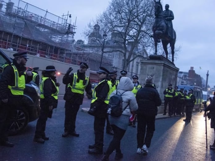 YPG'li teröristler Londra'da vatandaşlara saldırdı