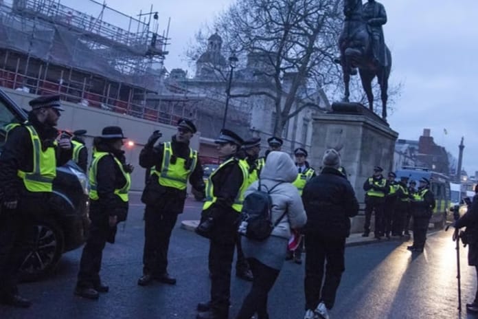 YPG'li teröristler Londra'da vatandaşlara saldırdı