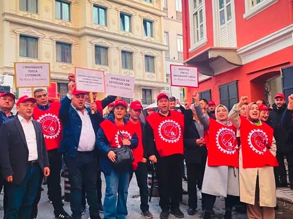 Türk öğretmenler greve başladı 