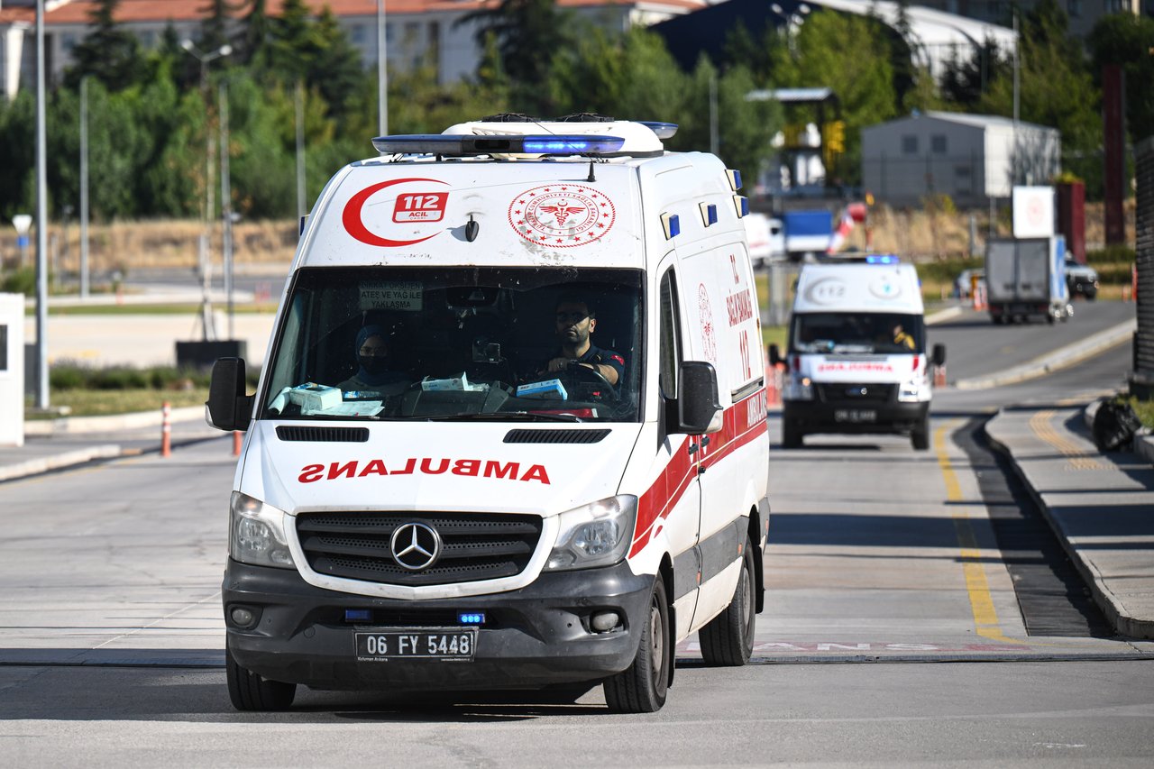 Motokurye yoğun trafikte ambulansa yol açmaya çalıştı