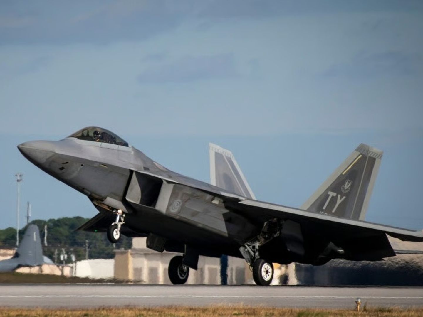 Lockheed Martin, en eski F-22 Raptor’lar için modernizasyon planlarını genişletiyor