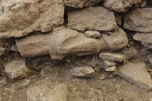 Göbeklitepe'de duvar içine yerleştirilmiş insan heykeli bulundu