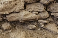 Göbeklitepe'de duvar içine yerleştirilmiş insan heykeli bulundu