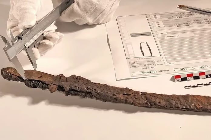 Dik olarak gömülü 1.000 yıllık Emevi kılıcı 