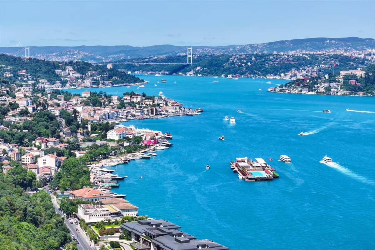 İstanbul Boğazı'nın turkuaz rengi büyüledi