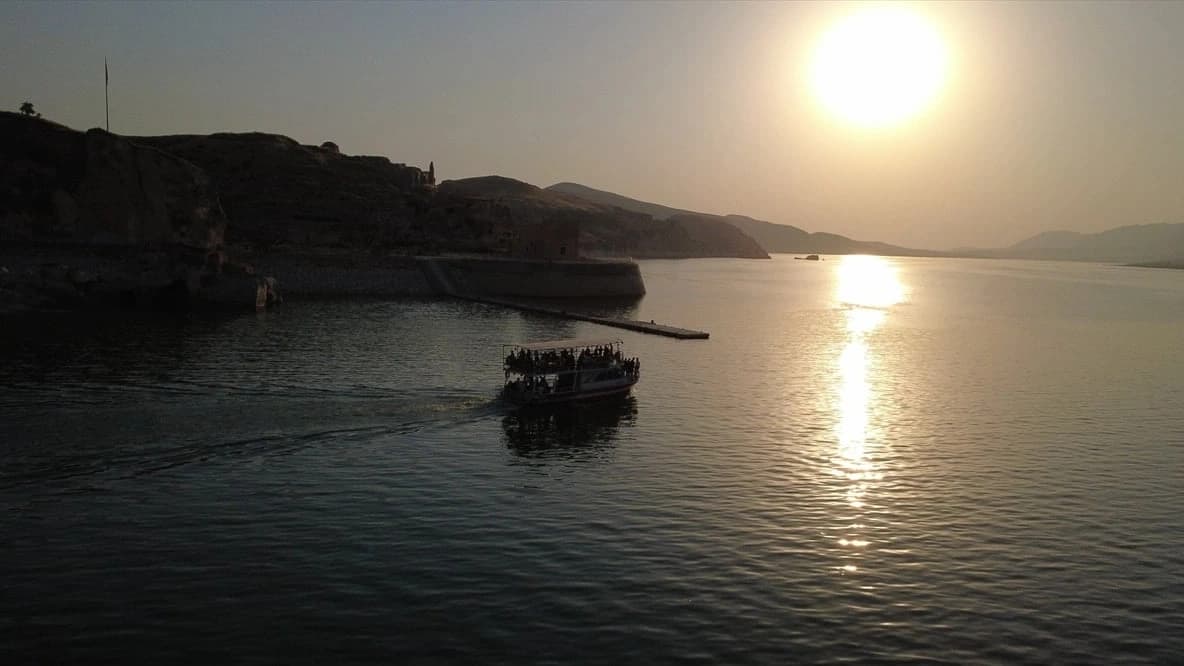 Ilısu Baraj Gölü ziyaretçilerine tarihi panorama sunuyor