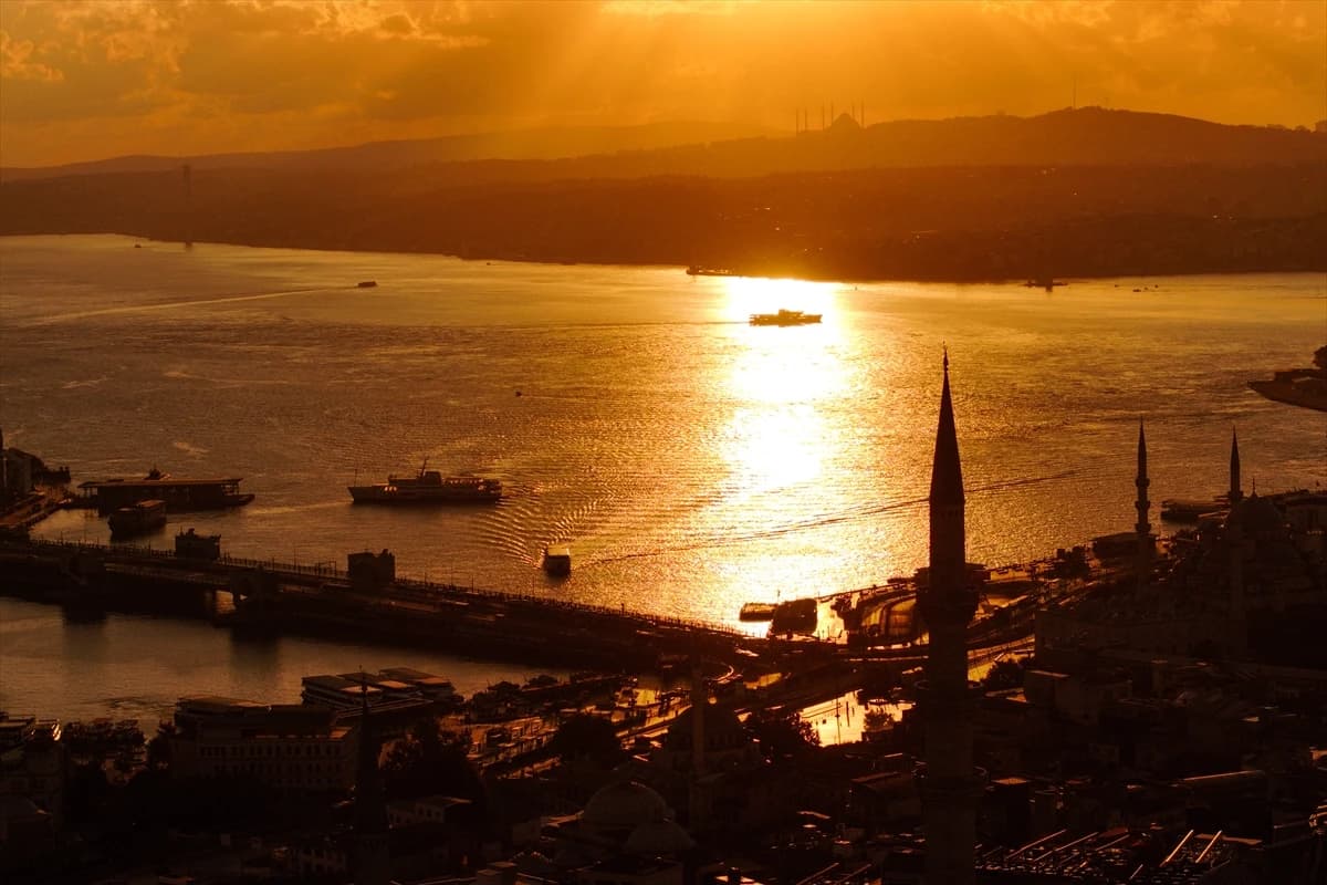 İstanbul’da gün doğumu tarihi yarımadayı kartpostallık görüntülerle bezedi
