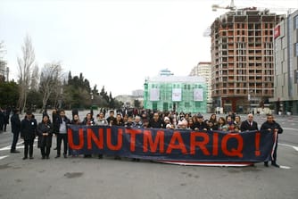 Azerbaycan Hocalı kurbanlarını andı