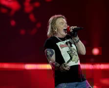 Axl Rose Kolombiya konserinde Filistin bayrağı açtı