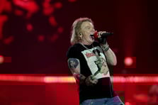 Axl Rose Kolombiya konserinde Filistin bayrağı açtı